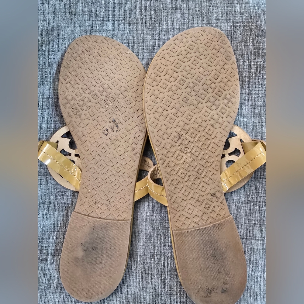Tory Burch Beige Patent Leather Logo Thong Sandals - Picture 3 of 8